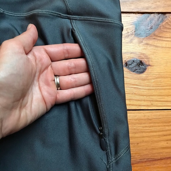 Under Armour Grey Capris Running Leggings, EUC, S - Picture 11 of 12